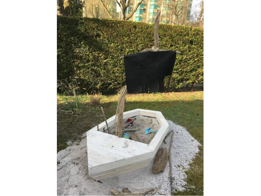 Spielschiff aus Holz im Garten