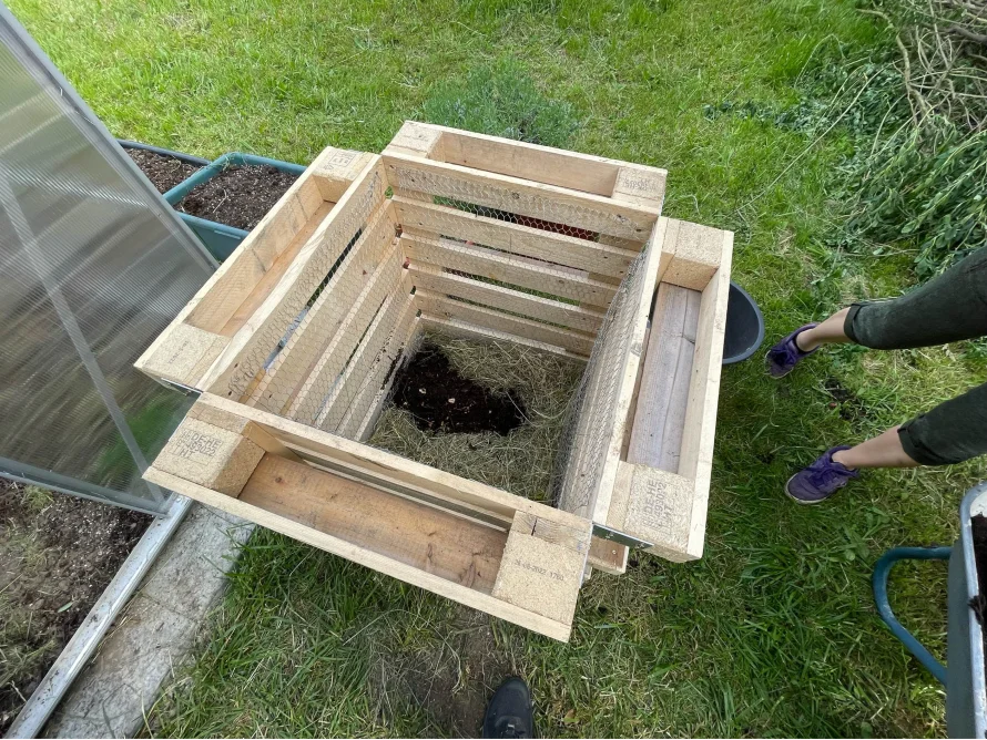 Selbstgebauter Komposter aus Holz im Garten