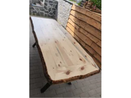 Holztisch mit Baumkante auf Fliesenboden