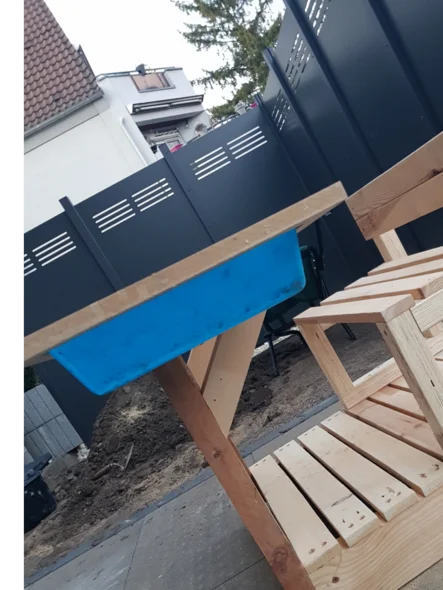 Holztisch mit blauer Wanne