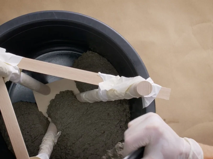 Beton wird in eine Form gegossen