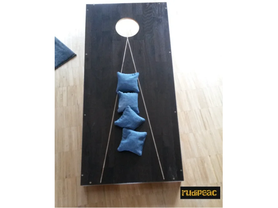 Ein Cornhole-Spielbrett mit drei Säcken
