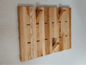 Hölzerne Garderobe an der Wand