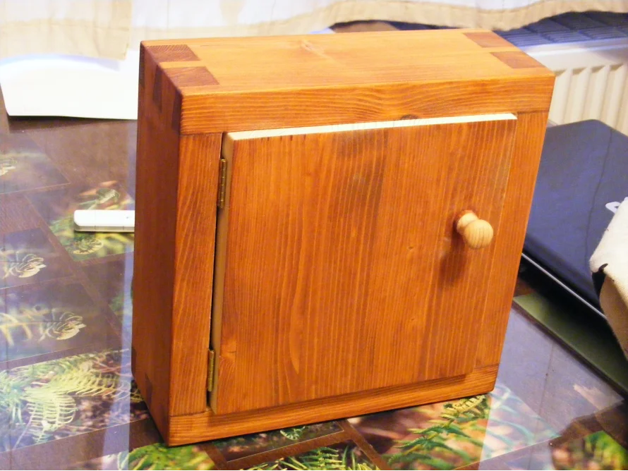 Kleiner Holzschrank mit Tür