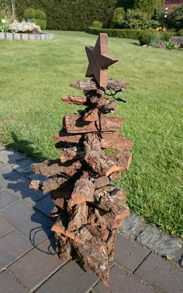 Weihnachtsbaum aus Baumrinde