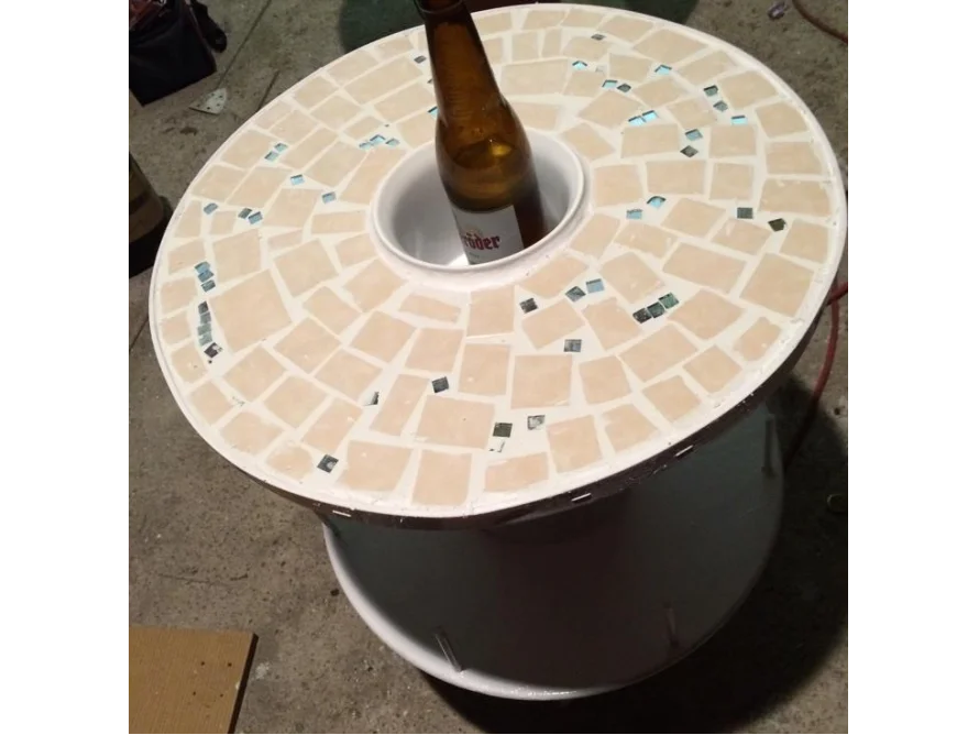 Mosaiktisch mit Flaschenhalter