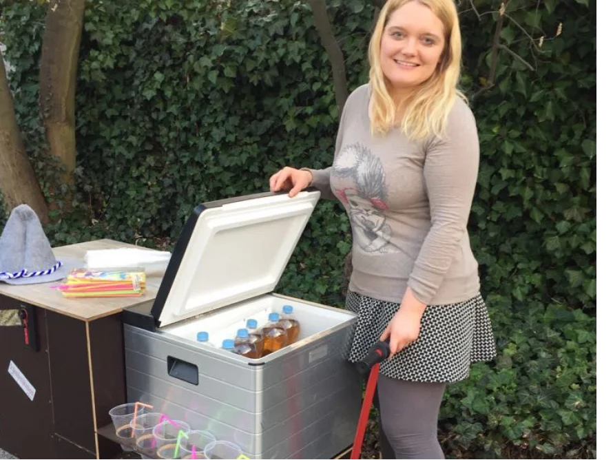 Person mit Getränken in Kühlbox