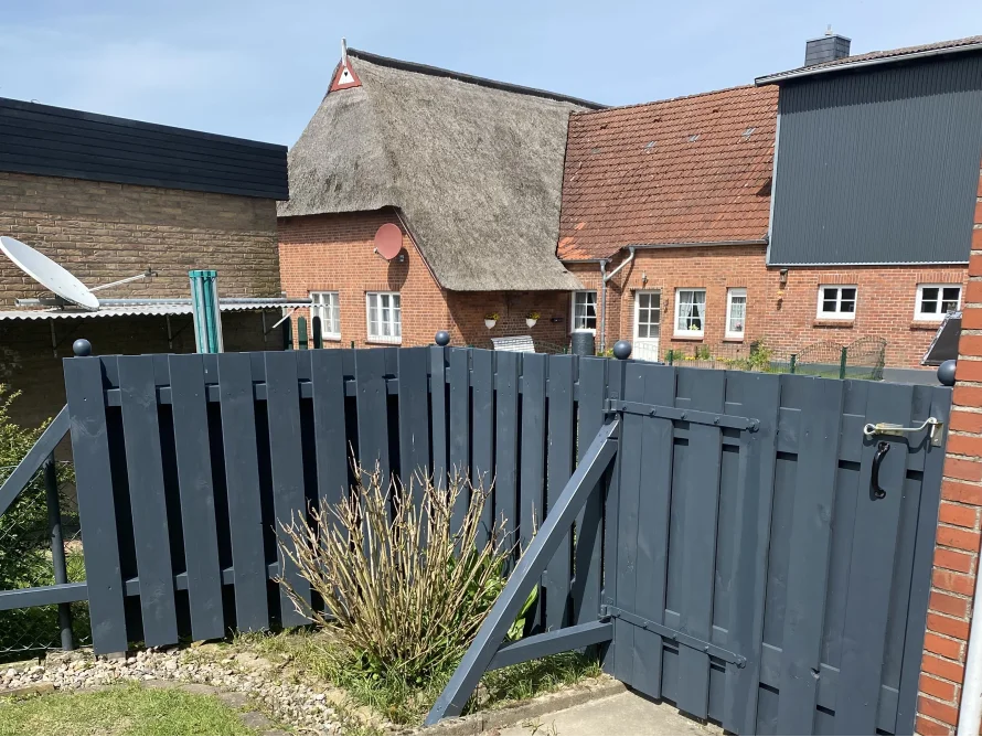 Reetdachhaus mit Gartenzaun