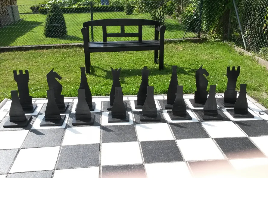 Großes Schachspiel im Garten