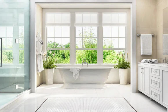 Helles Badezimmer mit freistehender Badewanne
