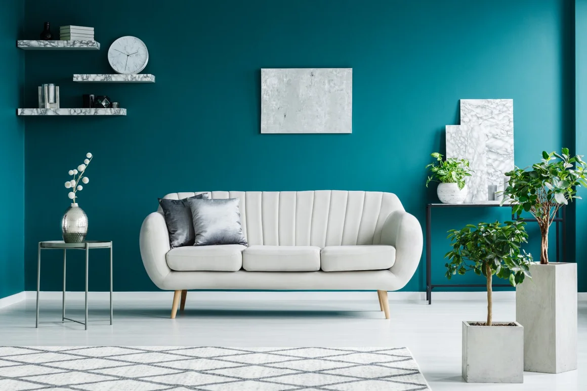 Modernes Wohnzimmer mit weißem Sofa