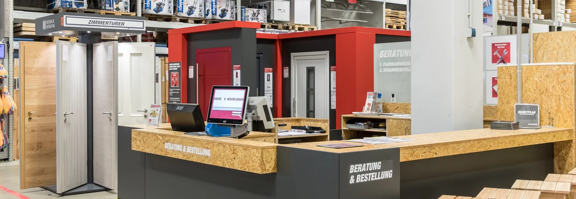 Ein Beratungs- und Kassenbereich in einem Baumarkt.