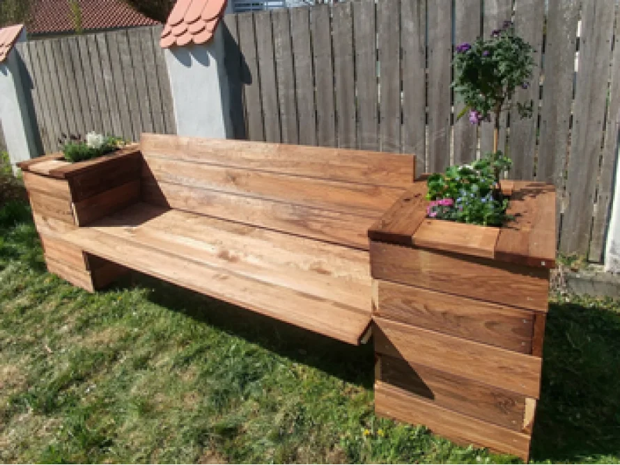 Holzbank mit Blumenkästen