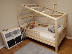 Kinderbett aus Holz in Form eines Hauses