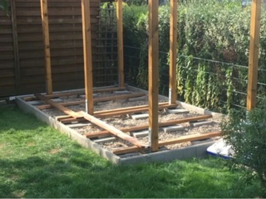 Holzgerüst auf Betonfundament im Garten