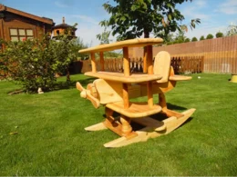 Hölzernes Spielzeugflugzeug auf einem Rasen