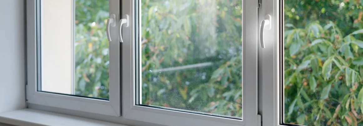Weißer Fensterrahmen mit modernen Aluminiumprofilen 