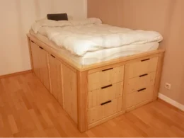 Holzbett mit Schubladen