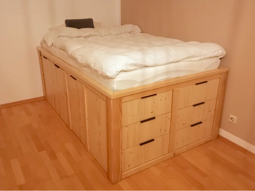 Holzbett mit Schubladen