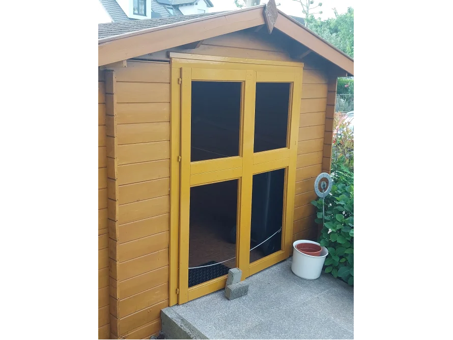 Gelbes Gartenhaus aus Holz