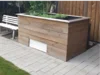 Holztisch mit Pflanzenkasten