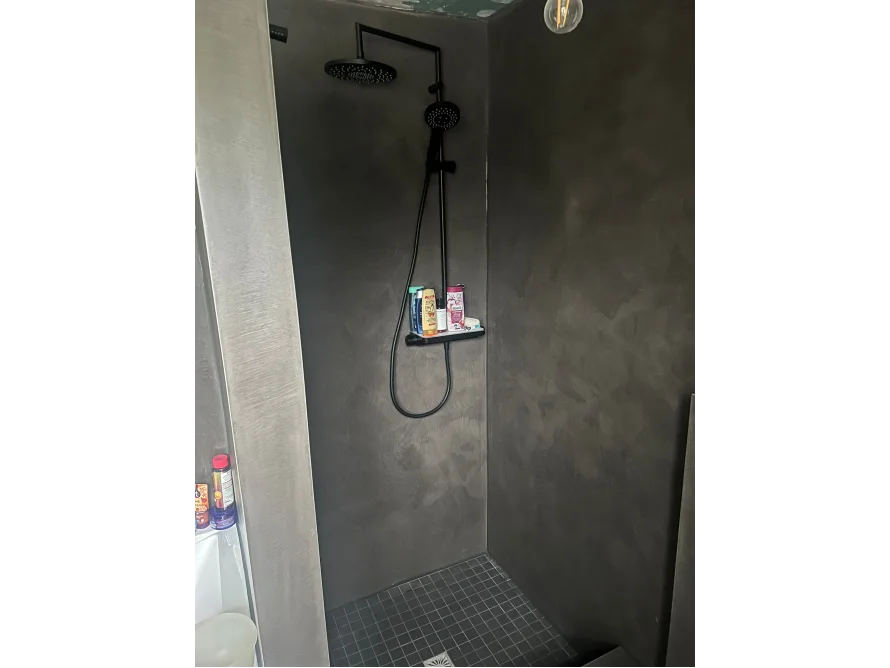Moderne Dusche mit schwarzer Duscharmatur