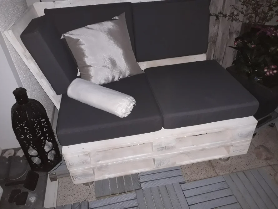 Palettensofa mit grauen Kissen