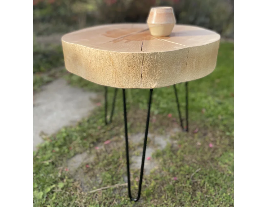 Tisch aus Baumscheibe mit Metallbeinen