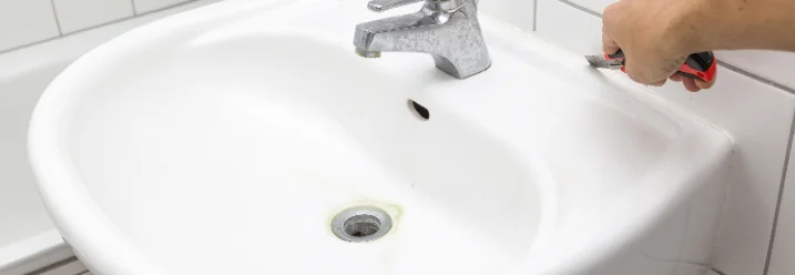 Person entfernt Silikonfuge