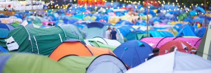 Zelte auf einem Festivalgelände.