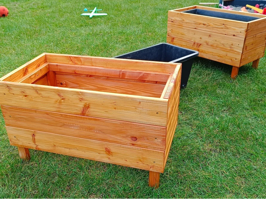 Zwei Hochbeete aus Holz