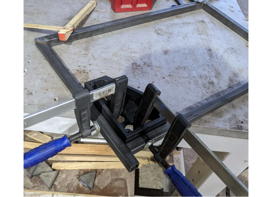 Metallrahmen mit Schraubzwingen auf Werkbank