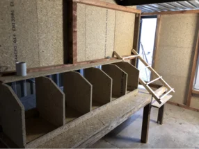 Hühnerstall mit Nistplätzen aus Holz