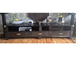 Dunkles Fernsehlowboard mit Deko