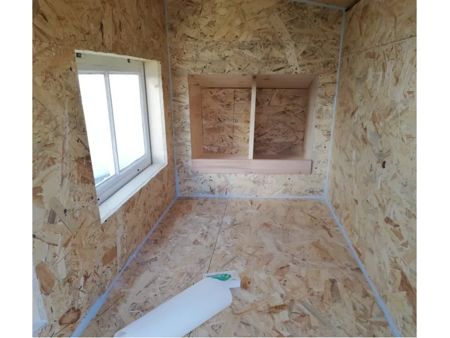 Innenansicht eines Gartenhauses aus Holz