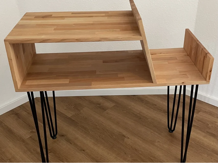 Holztisch mit Regal und schwarzen Haarnadelbeinen