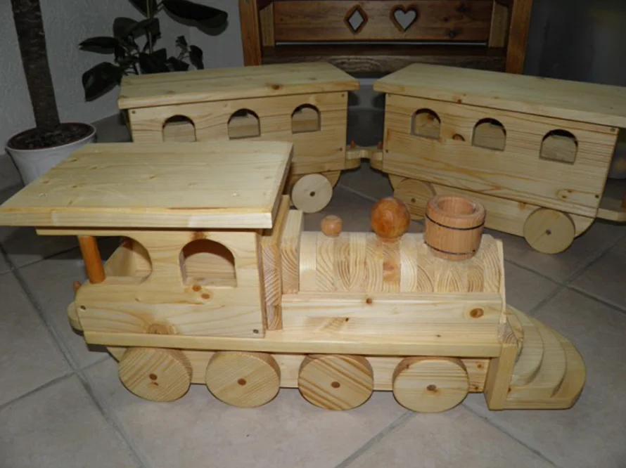 Hölzerne Spielzeuglokomotive mit zwei Waggons