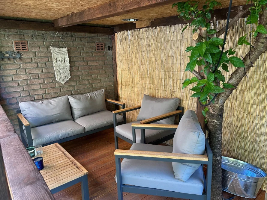 Gemütliche Loungeecke im Gartenhaus