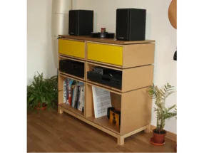 Modulares Hi-Fi-Regal aus Holz mit gelben Schubladen und Musikanlage.
