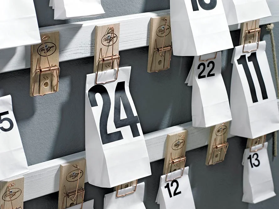 Adventskalender mit Papiertüten an Mausefallen