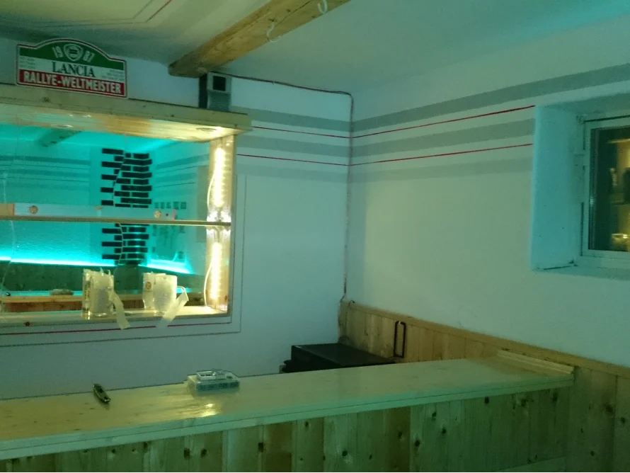 Holztheke mit blauer Beleuchtung