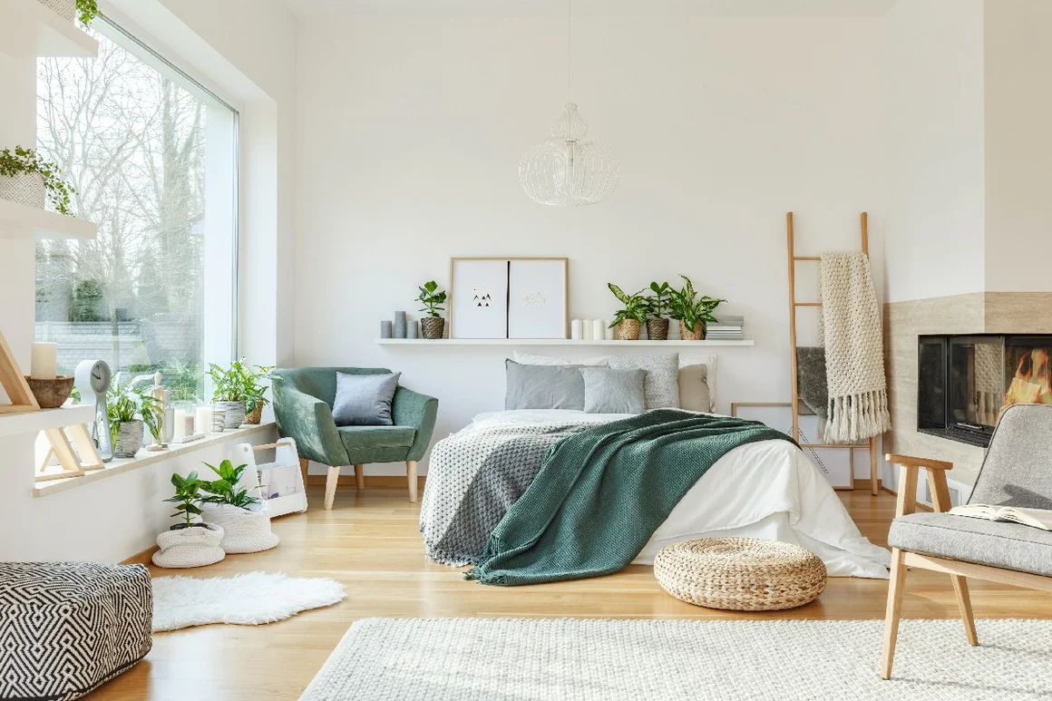 Helles Schlafzimmer mit gemütlichem Bett
