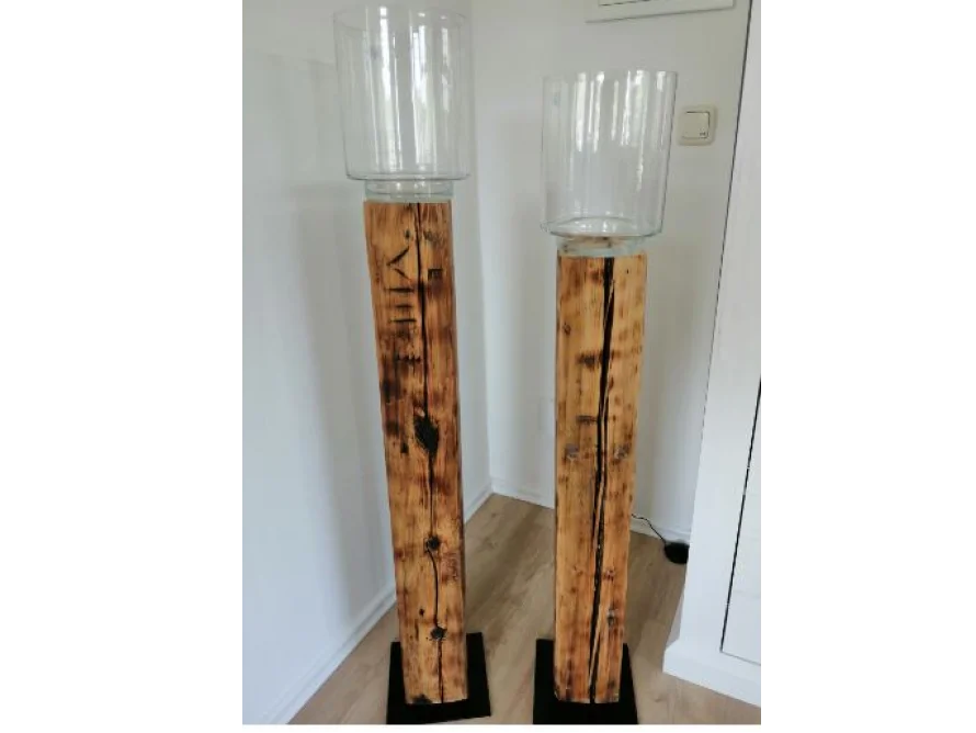 Zwei hohe Vasen aus Holz und Glas