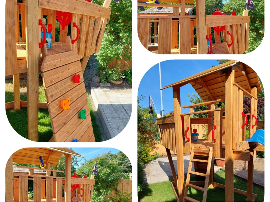 Ein Holzklettergerüst in Form eines Schiffes.