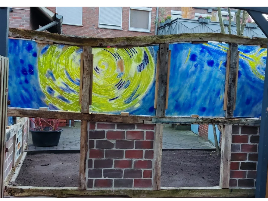 Buntes Glas in Holzrahmen