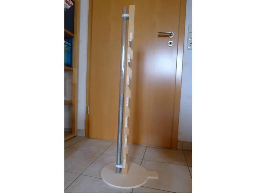Holzkonstruktion mit Metallstange