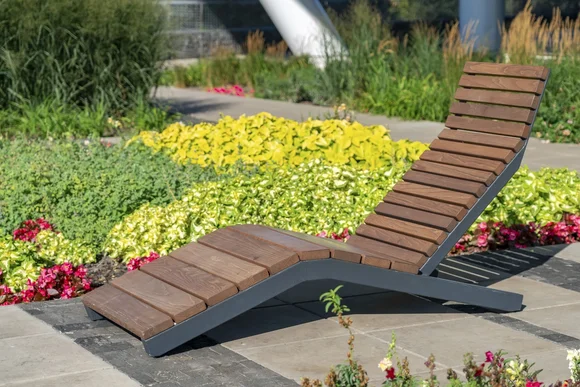 Moderne Gartenliege aus Holz