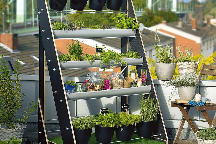 Vertikaler Garten auf einem Balkon