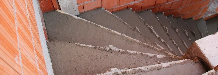 Eine Treppe aus Beton während des Baus