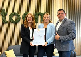 Foto von Alice Bieler, Anke Engels und Jochen Vogel mit der Rezertifizierung für audit berufundfamilie.